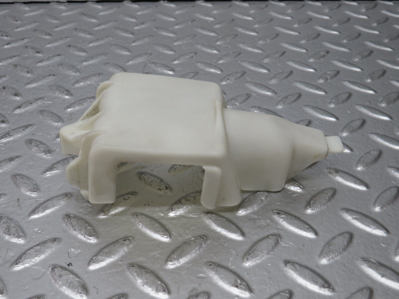 31222 Mercedes-Benz S124 220TE Rear Door Lock Vacuum Actuator Cover 1248050590