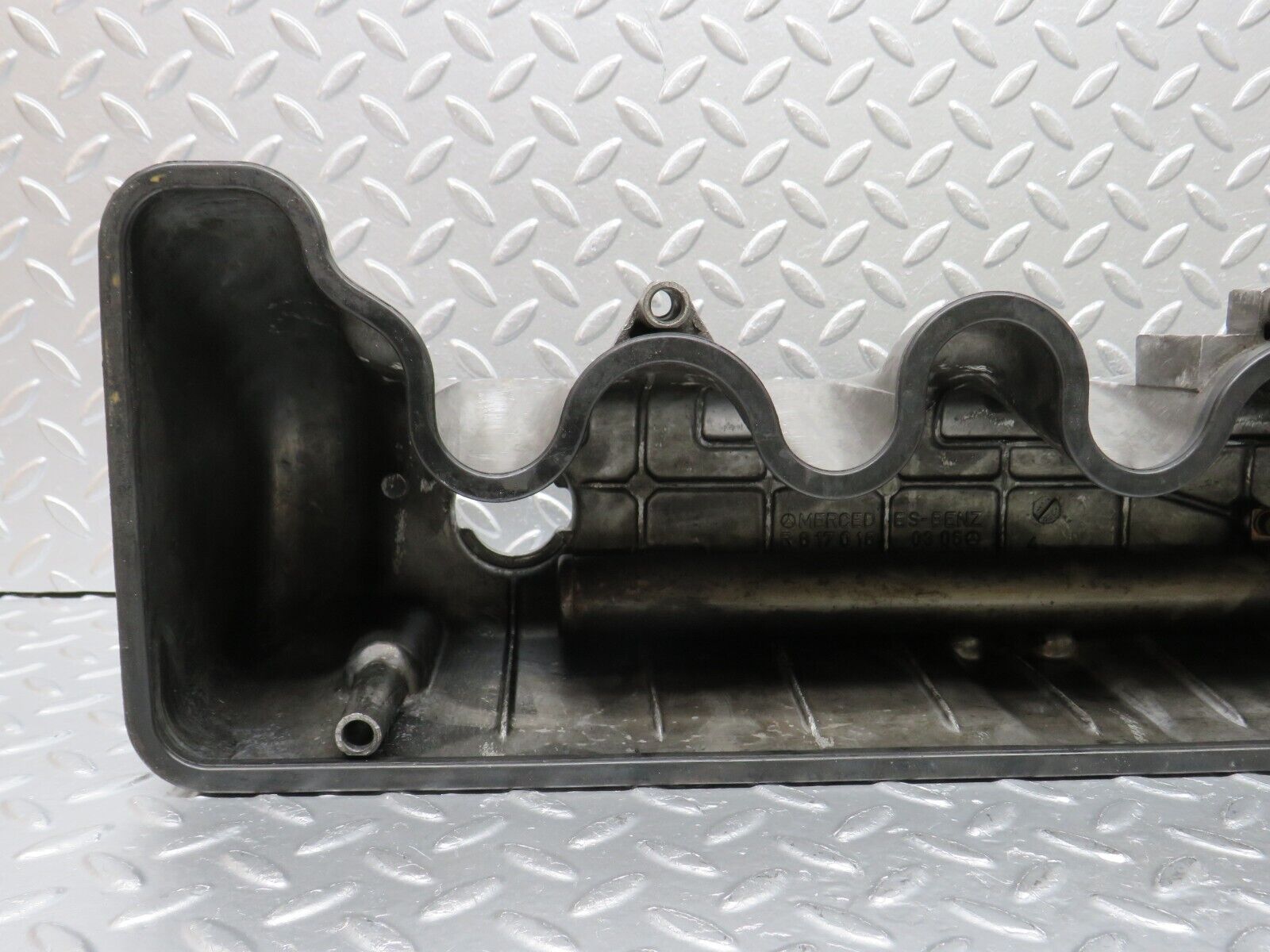 32936 Mercedes-Benz W123 300D Cylinder Head Valve Cover 6170160305