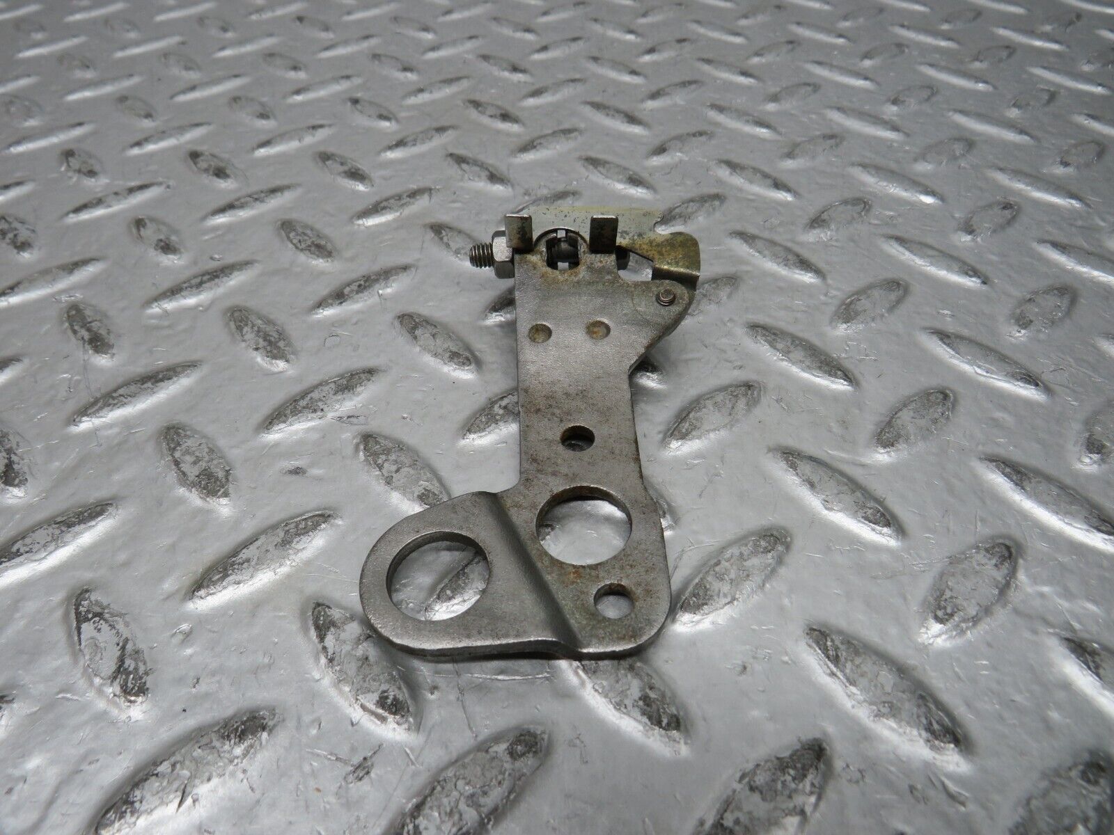 28191 Mercedes-Benz W123 280E Gearbox Linkage Bracket