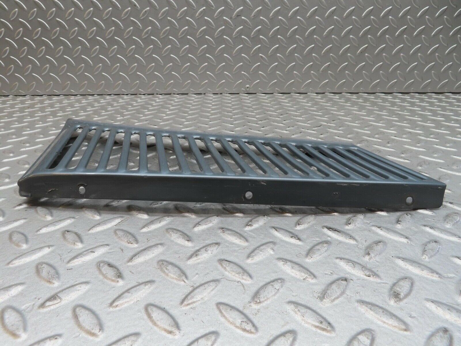 13919 Mercedes-Benz C107 280SLC Air Intake Grill Right Side