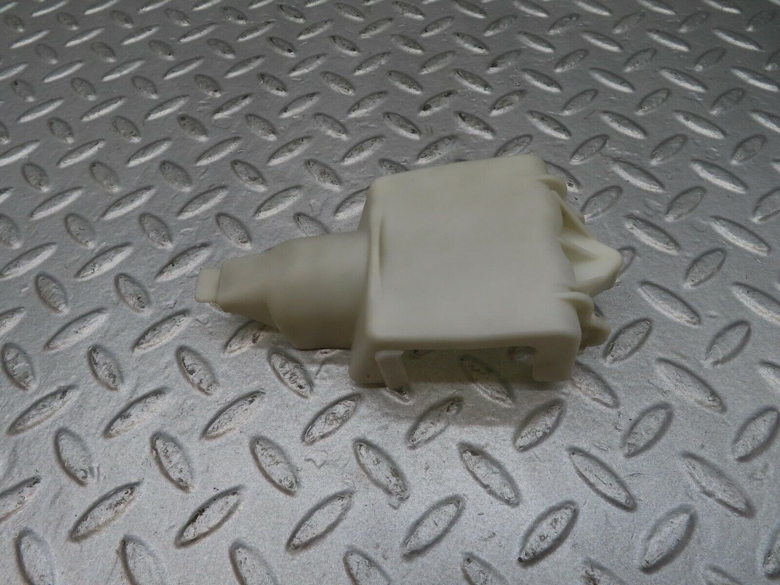 16222 Mercedes-Benz W124 260E Rear Door Lock Vacuum Actuator Cover 1248050590