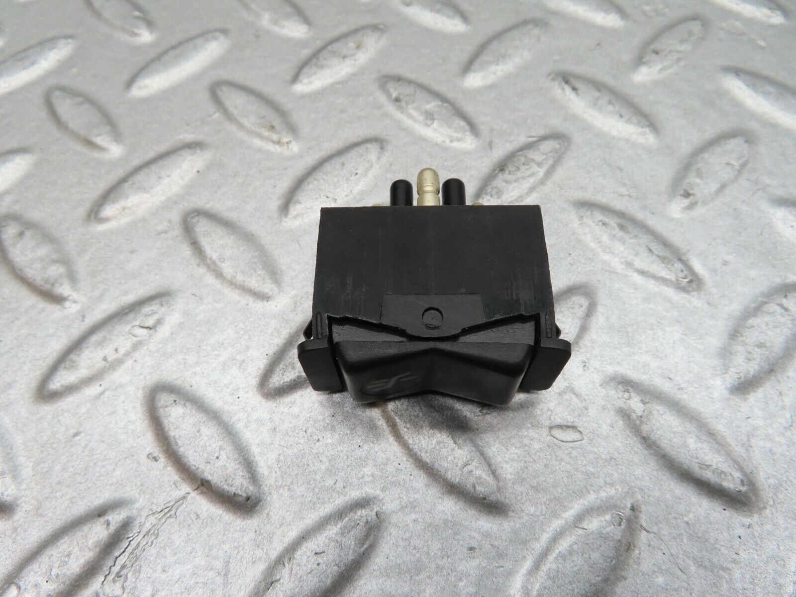 14333 Mercedes-Benz W116 350SE Sunroof Switch 0008206210