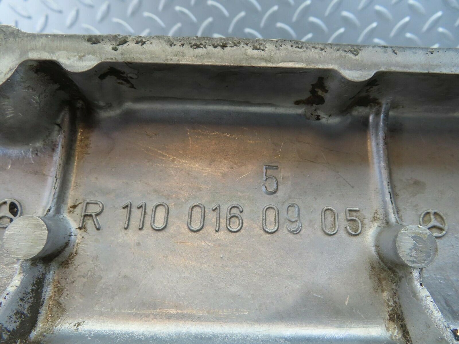 10187 Mercedes-Benz C123 280CE Coupe Cylinder Head Valve Cover 1100160905