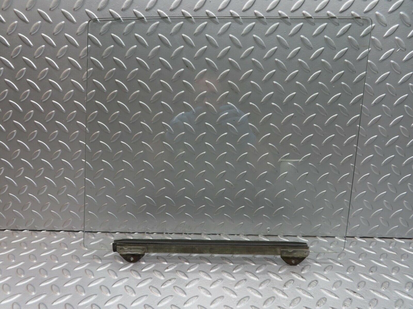 12658 Mercedes-Benz W111 220SE Front Left Door Window Glass