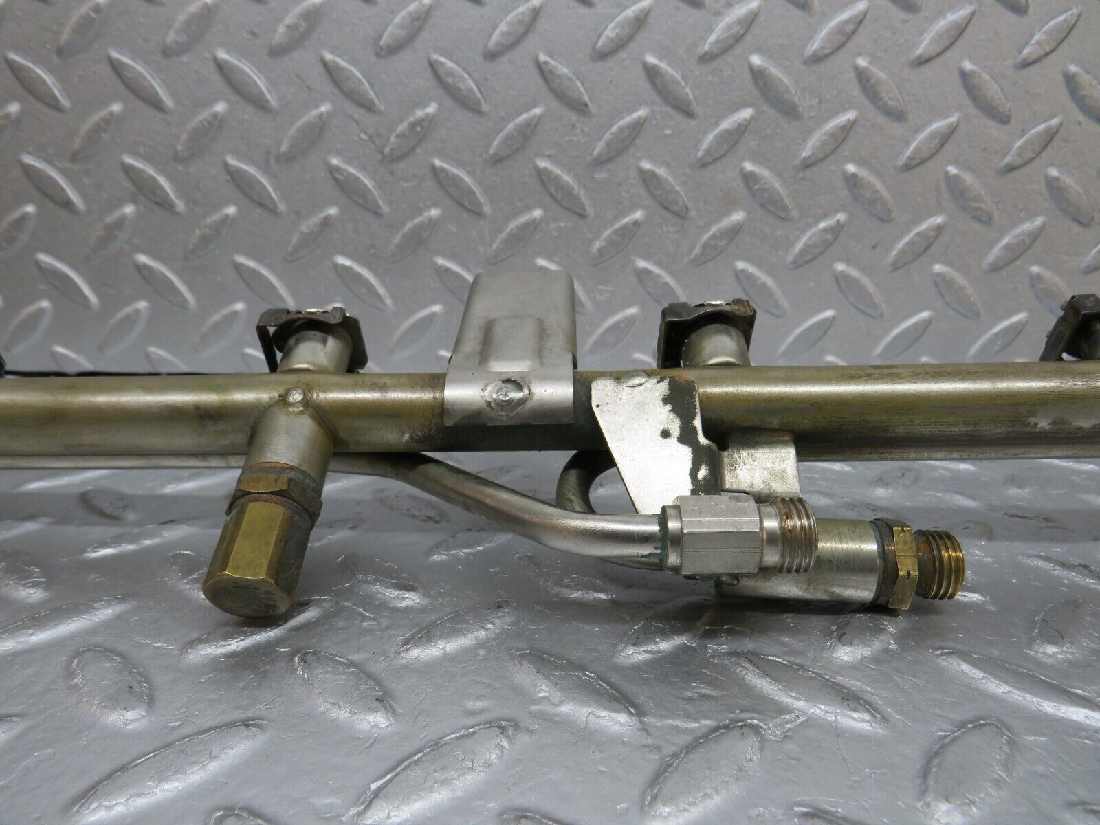 38079 Mercedes-Benz A124 320E Cabriolet Fuel Injector Rail