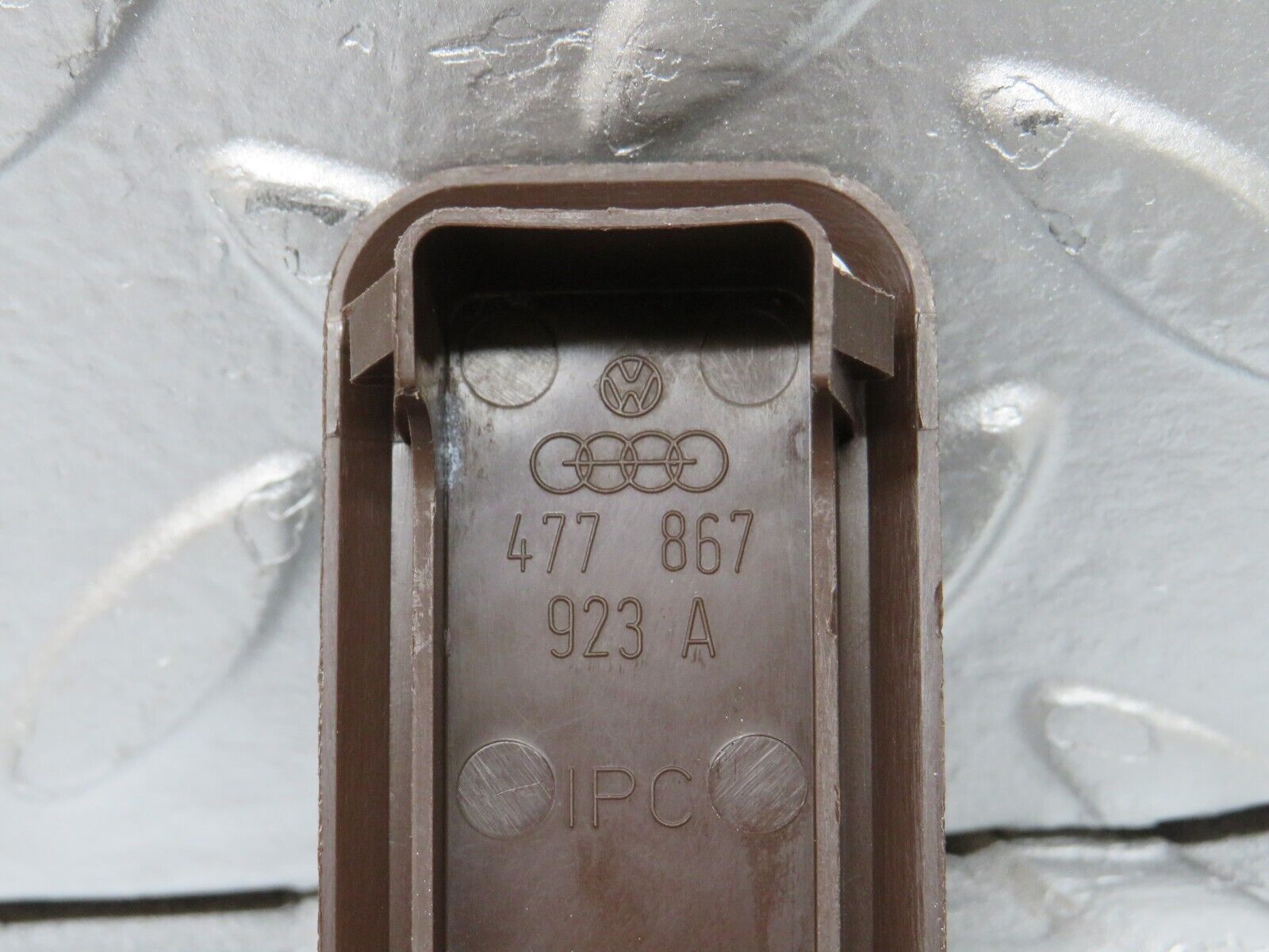 29980 Porsche 924 Tailgate Bolt Cover Brown 477867923