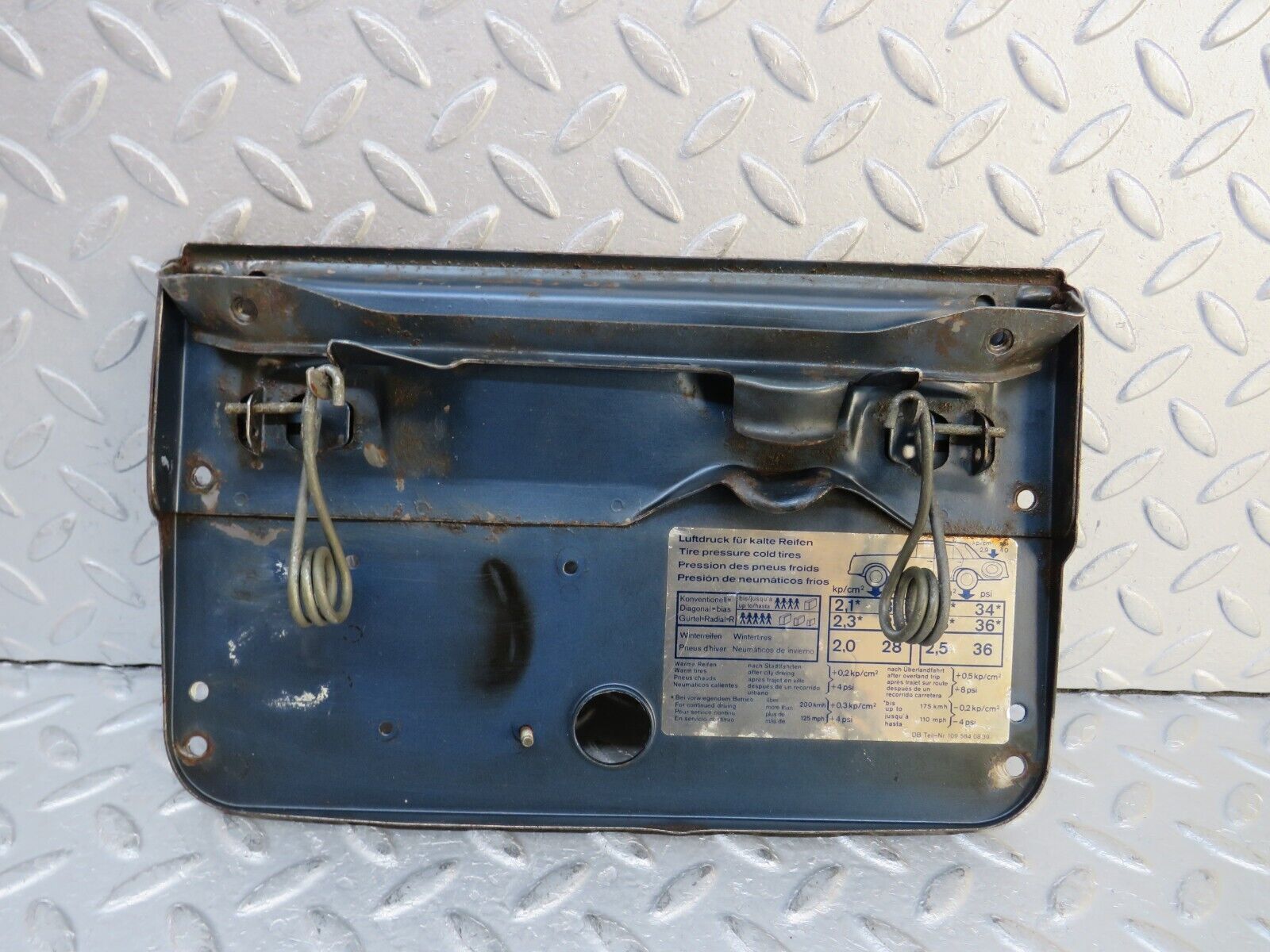 37594 Mercedes-Benz W109 300SEL Fuel Tank Flap Cap 1095840839