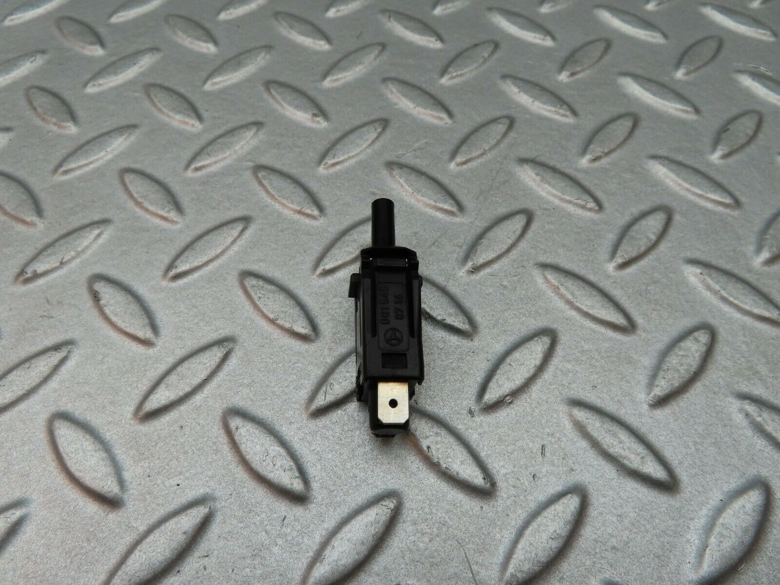 5762 Mercedes-Benz W123 200 Door Contact Switch 0015458714