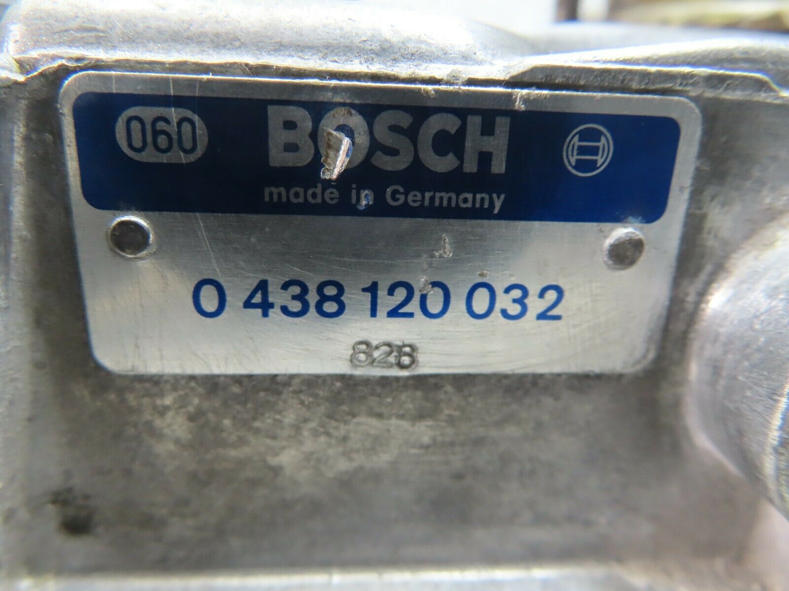 8818 Mercedes-Benz W123 Air Flow Mass Meter Sensor Bosch 0438120032