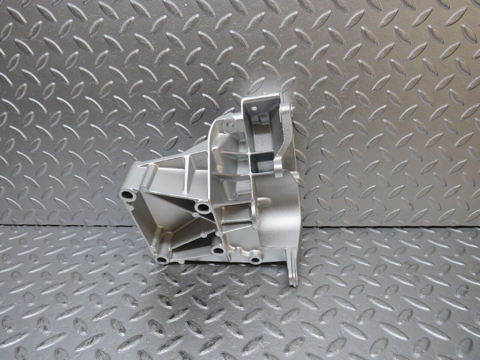 31879 Mercedes-Benz W201 190LE 1.8L Power Steering Pump Bracket 1022361330