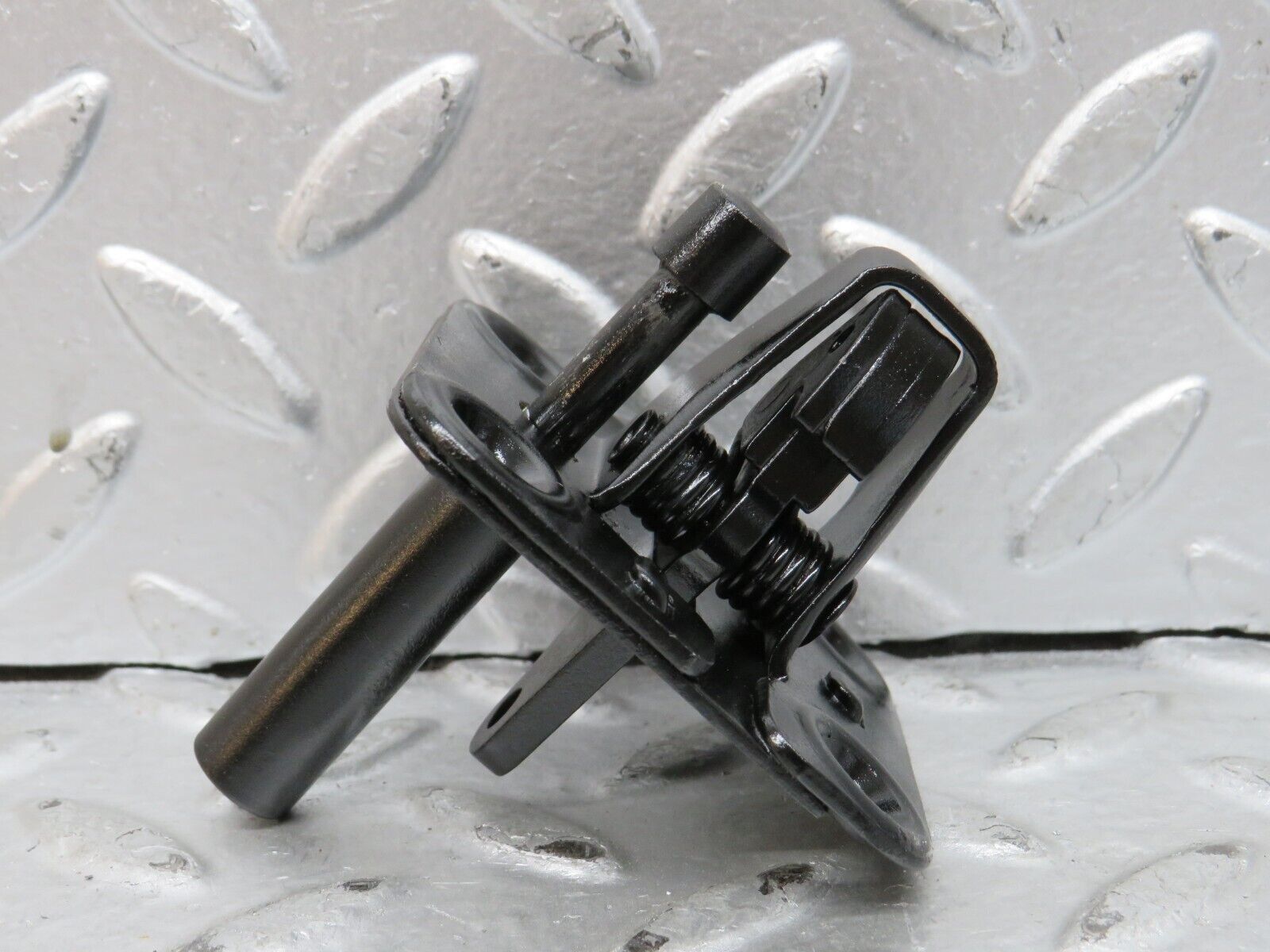 28375 Mercedes-Benz S123 240D Wagon Bonnet Lock Latch