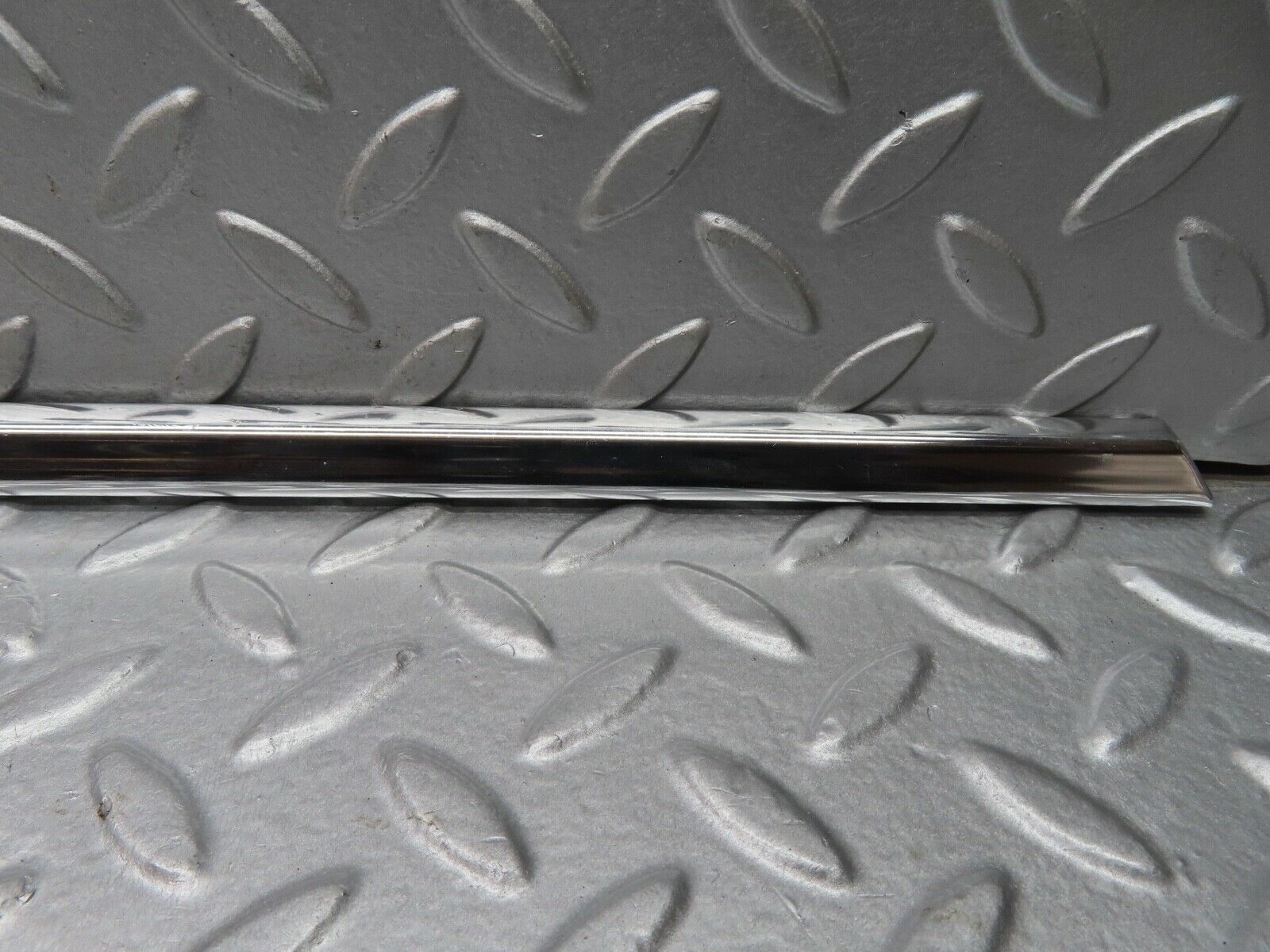 18139 Mercedes-Benz W123 200 Front Right Door Chrome Moulding Trim