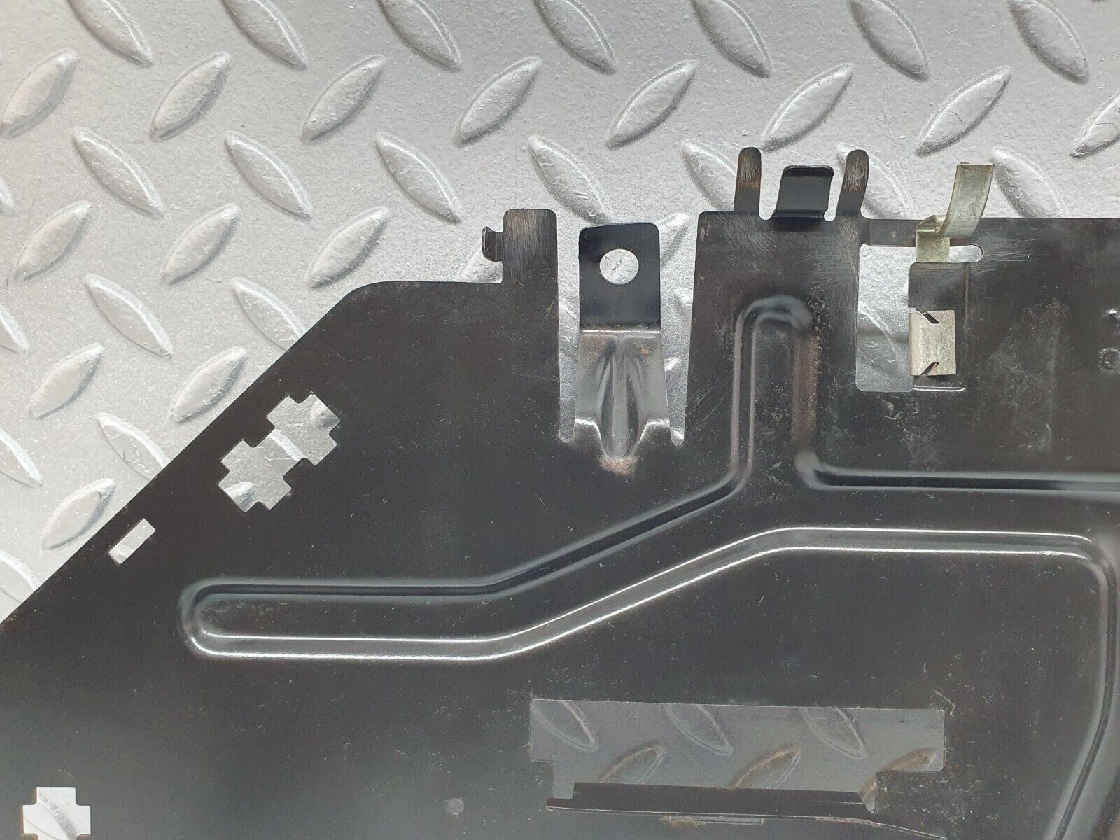 41186 Mercedes-Benz W126 300SE Left Footwell Relay Holder Bracket