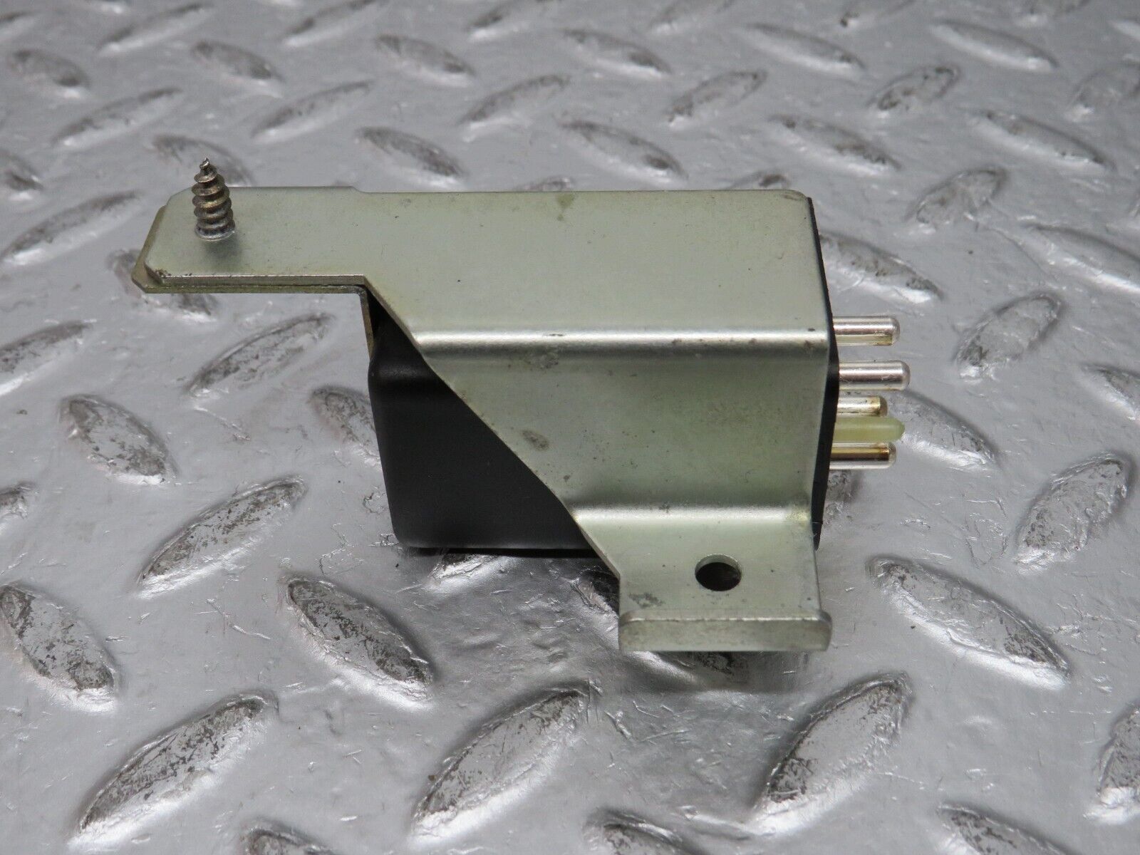 32392 Mercedes-Benz S124 300TE Wagon Instrument Cluster Light Relay 0045450832