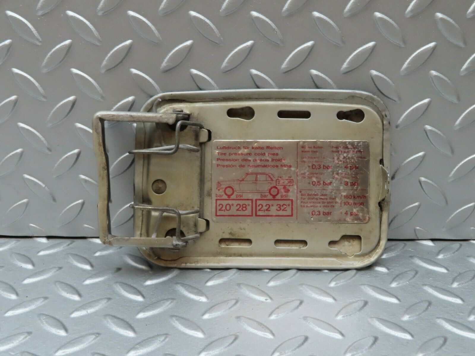 4493 Mercedes-Benz W123 230E Fuel Tank Flap Cap 1235840039