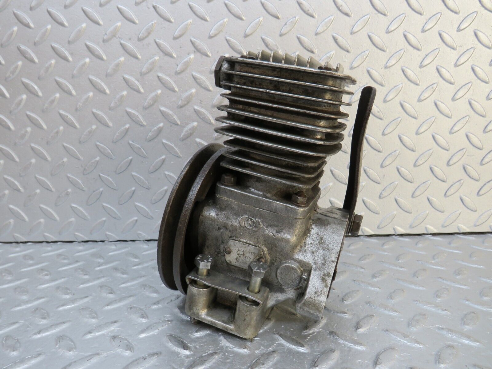 37590 Mercedes-Benz W109 300SEL Air Suspension Compressor R58543