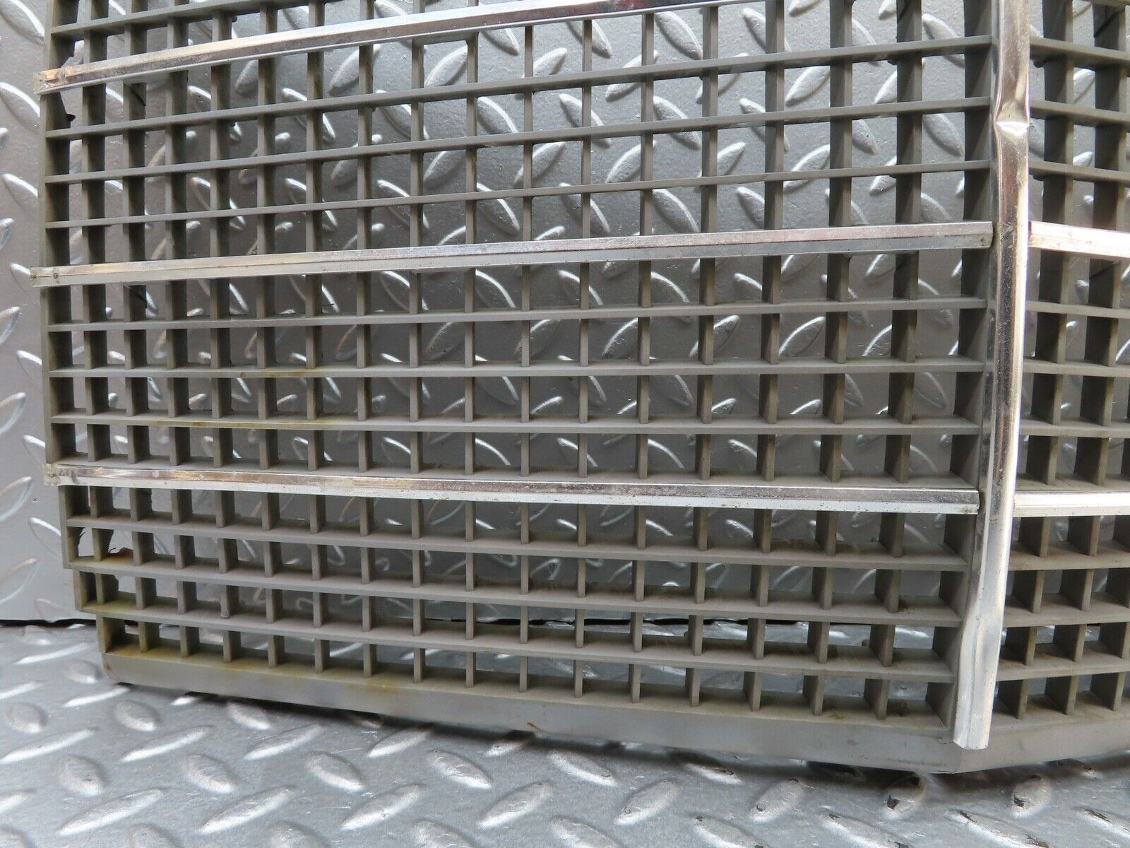 20481 Mercedes-Benz W114 280CE Coupe Bonnet Grill