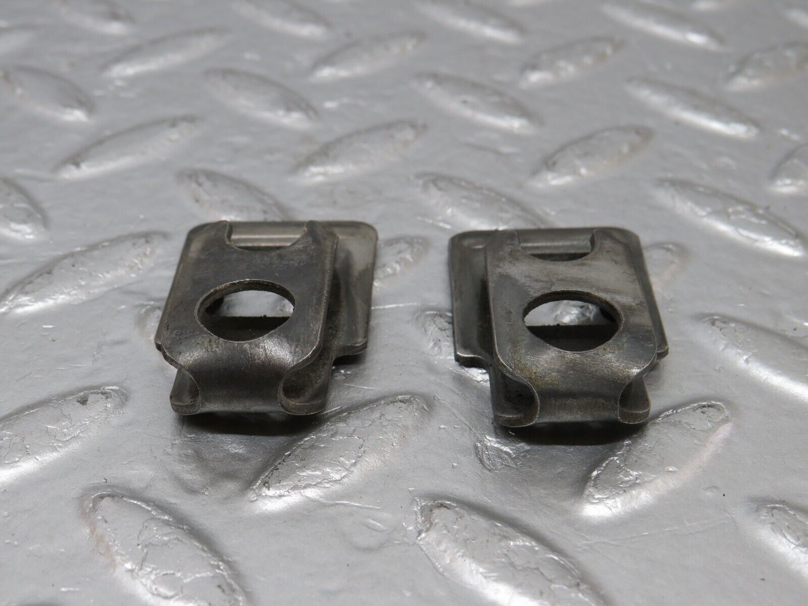 34132 Mercedes-Benz W124 260E Fuel Injector Bracket 2x