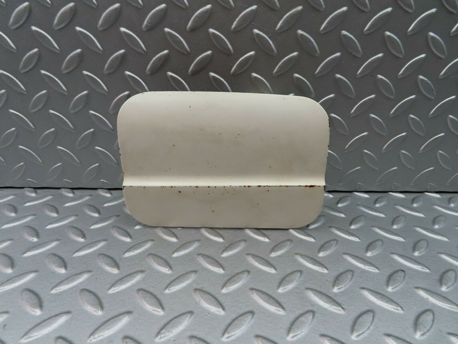 5788 Mercedes-Benz W123 200 Fuel Tank Flap Cap 1237500106