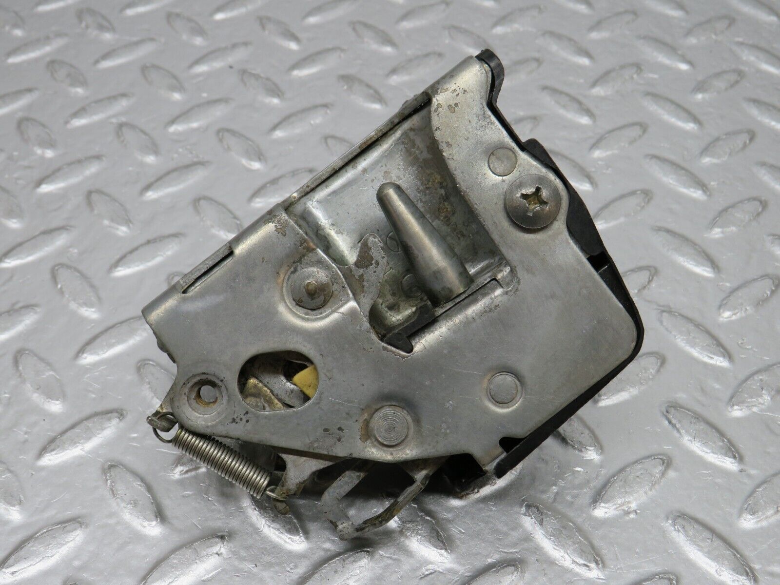 0573 Mercedes-Benz W123 230E Front Right Door Lock Mechanism 1237230208