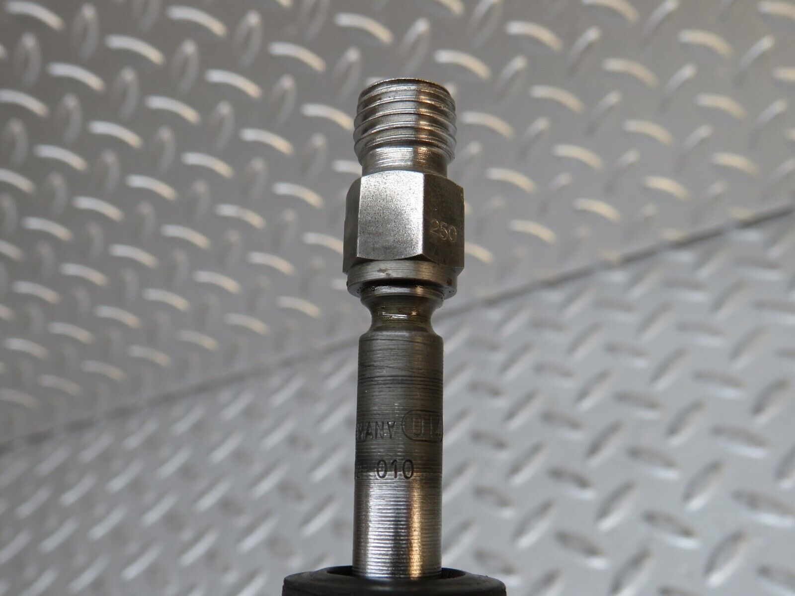 29928 Mercedes-Benz W123 230E Fuel Injector Bosch 0437502010