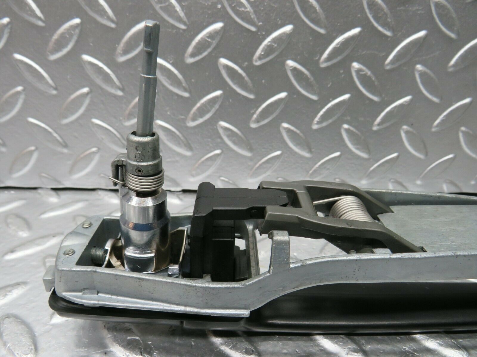 22475 Mercedes-Benz C124 E220 Coupe Left Exterior Door Handle No Key