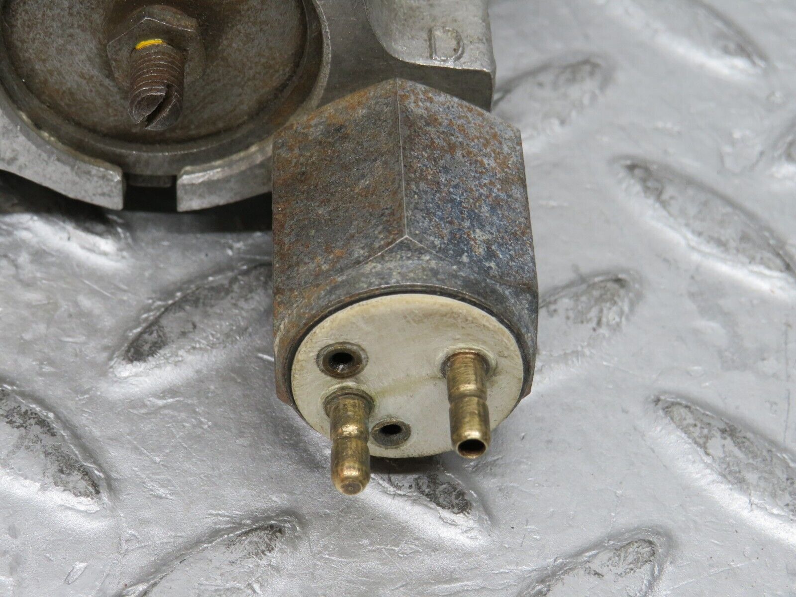 37347 Mercedes-Benz W109 300SEL Air Suspension Valve Bosch 0501001004