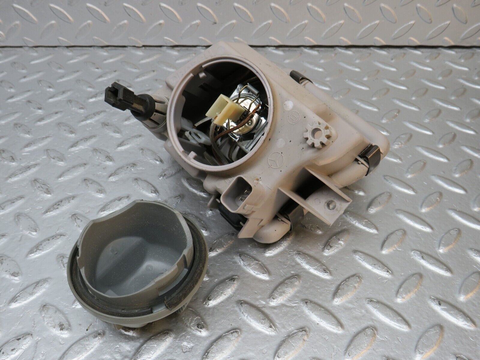 39680 Mercedes-Benz R129 320SL Coupe Front Fog Light Bosch Right Side 1298201256 0305051002