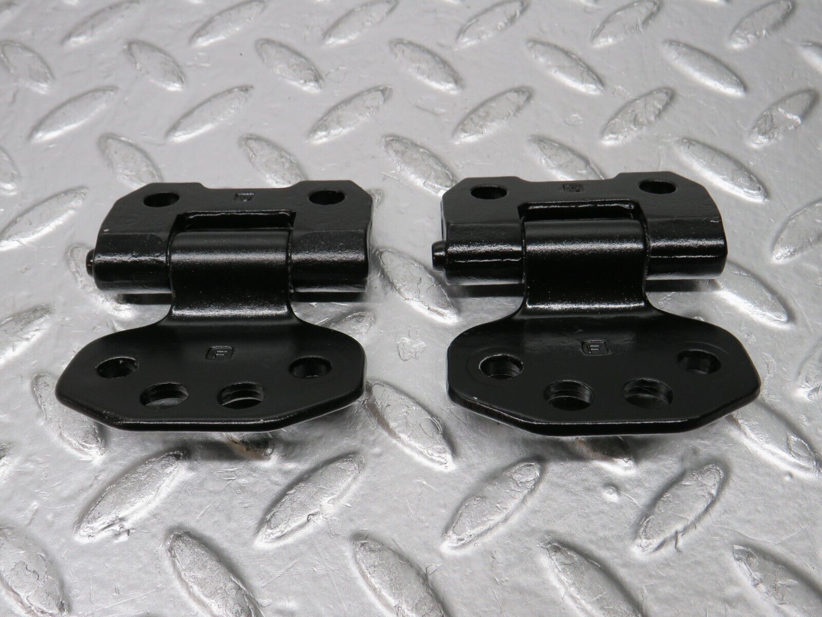 30392 Mercedes-Benz W124 230E Left Door Hinge Pair