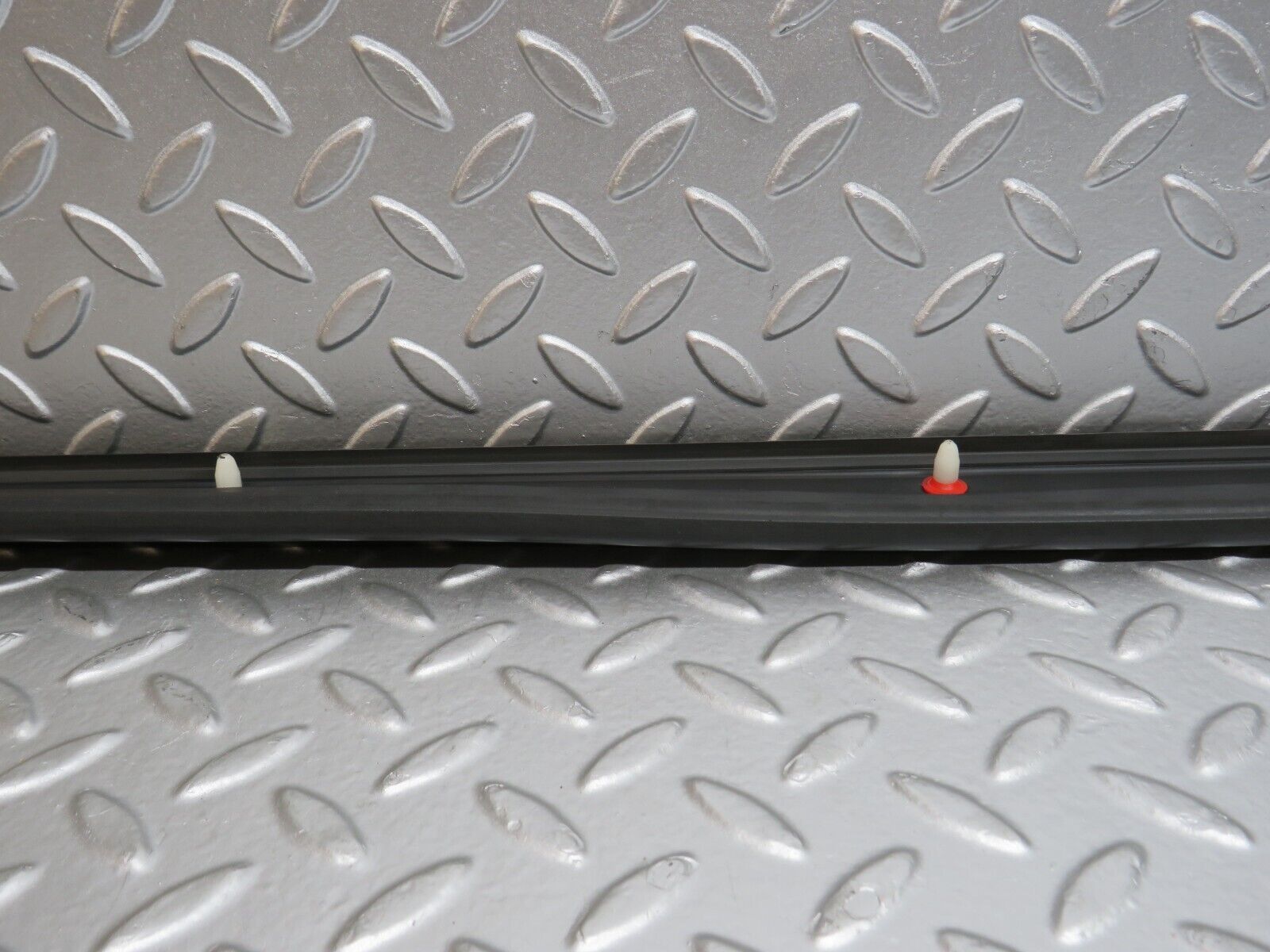 32590 Mercedes-Benz S124 300TE Wagon Door Lower Sealing Rubber Trim Right