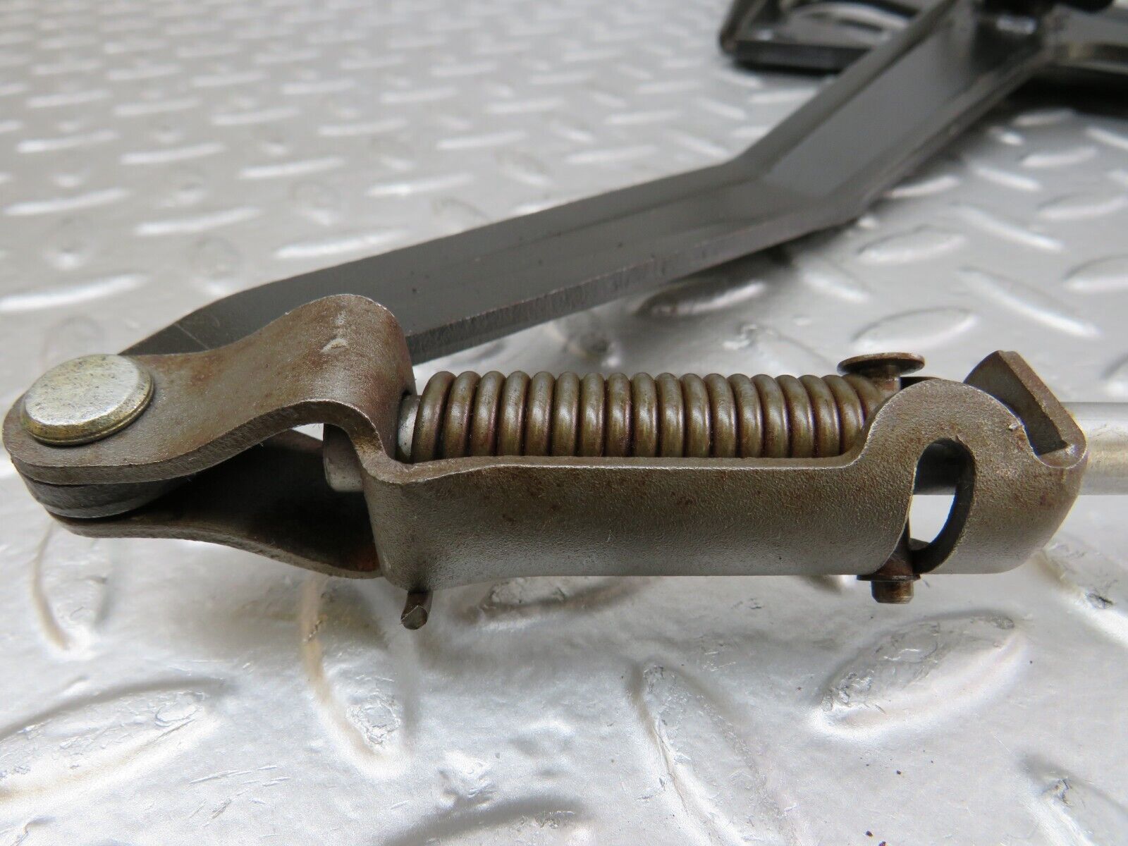 25604 Mercedes-Benz W123 200 Handbrake Regulator