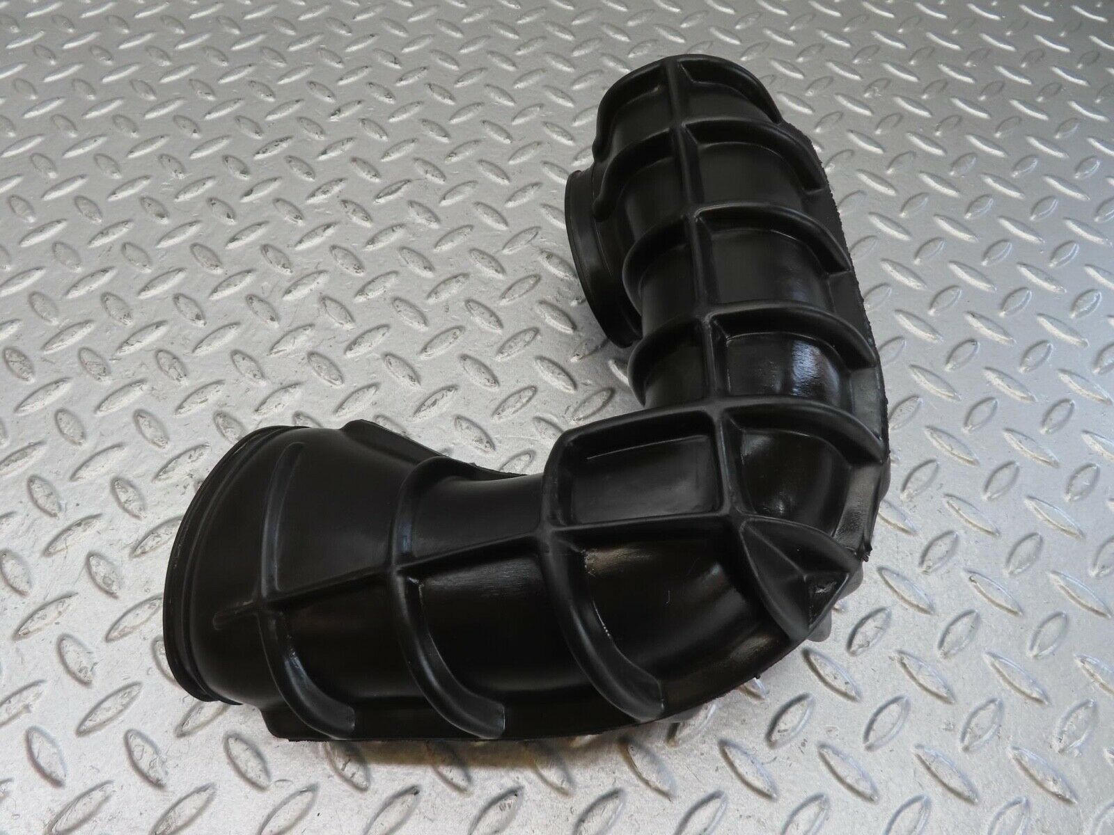 13516 Mercedes-Benz W123 200 Carburettor Air Intake Pipe Hose 1020940811