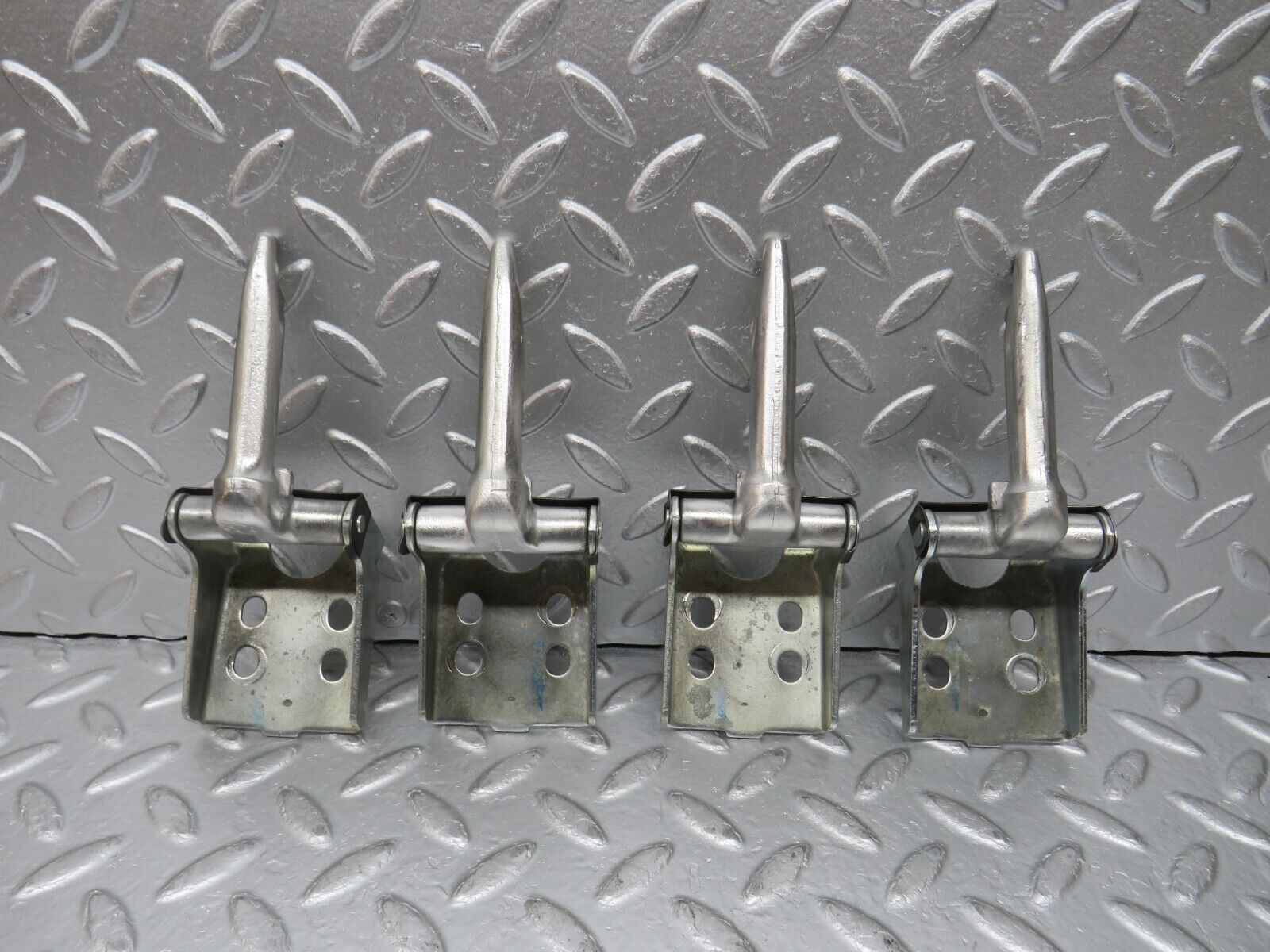 31363 Mercedes-Benz S124 220TE Wagon Rear Seat Hinge Set