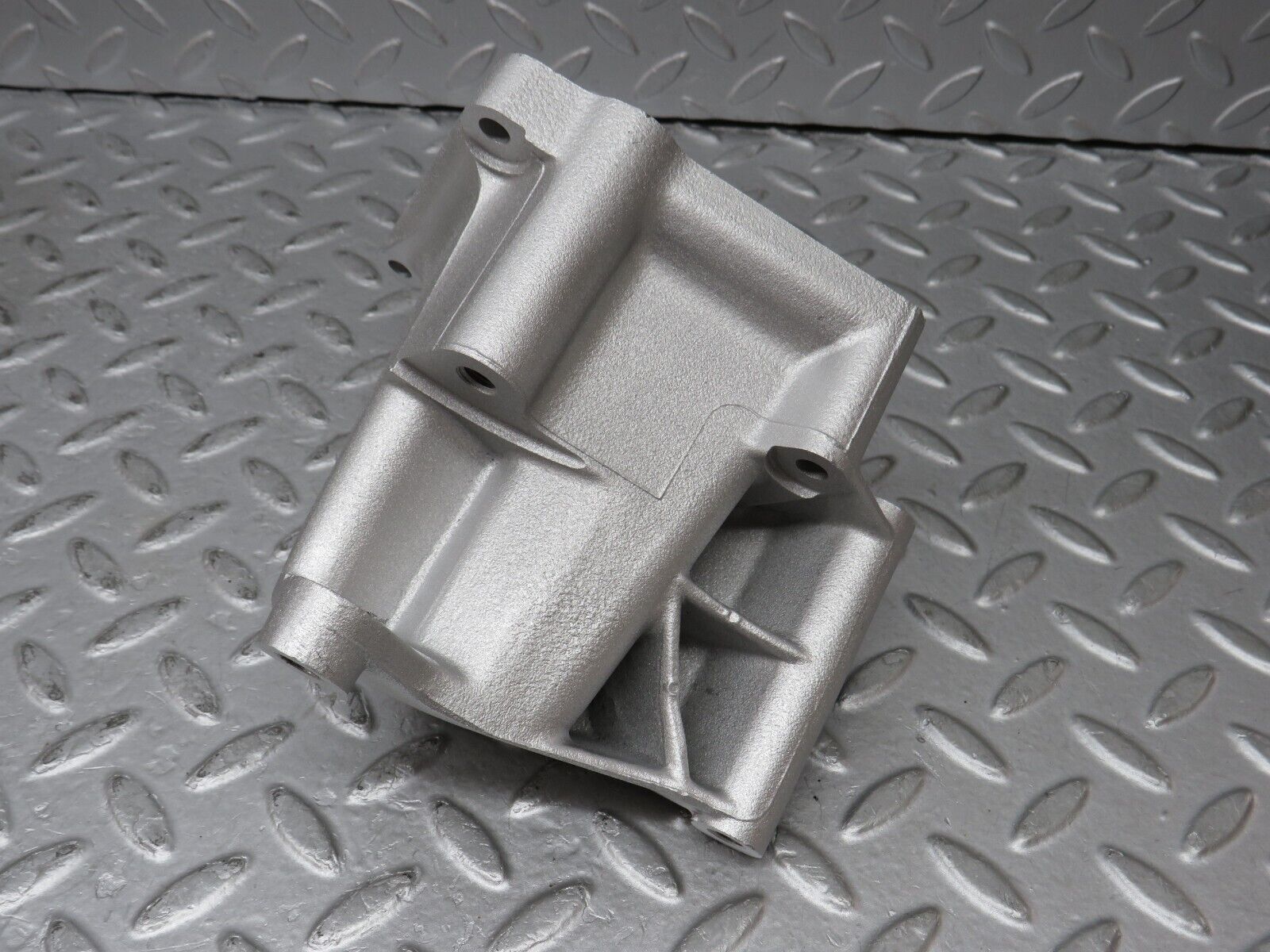 36355 Mercedes-Benz W126 420SE Alternator Generator Bracket 1171550735