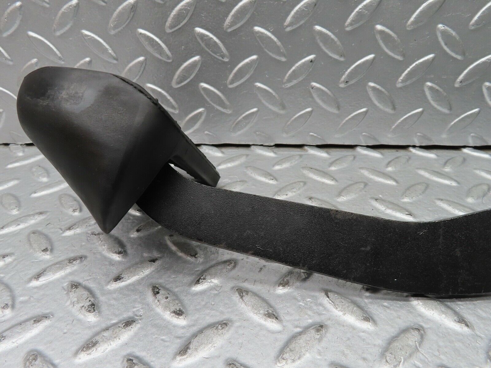 21671 Mercedes-Benz W126 300SE Brake Pedal With Rubber 1232910082