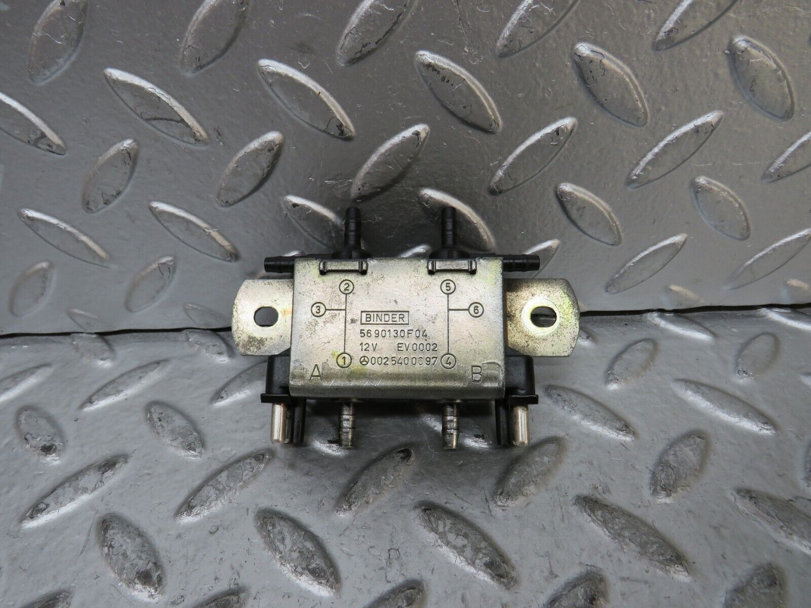 27693 Mercedes-Benz S124 300TE Wagon Solenoid Vacuum Valve 0025400697