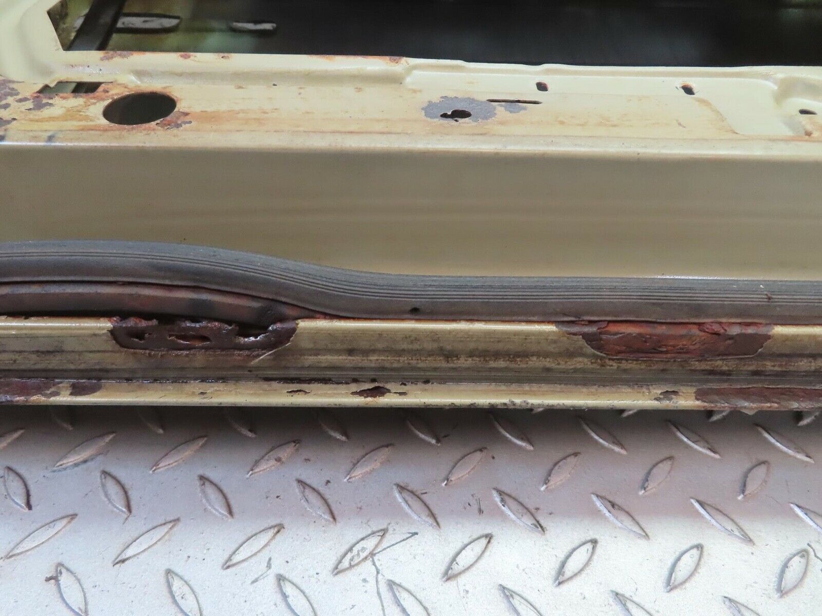 13640 Mercedes-Benz W123 200 Front Left Door