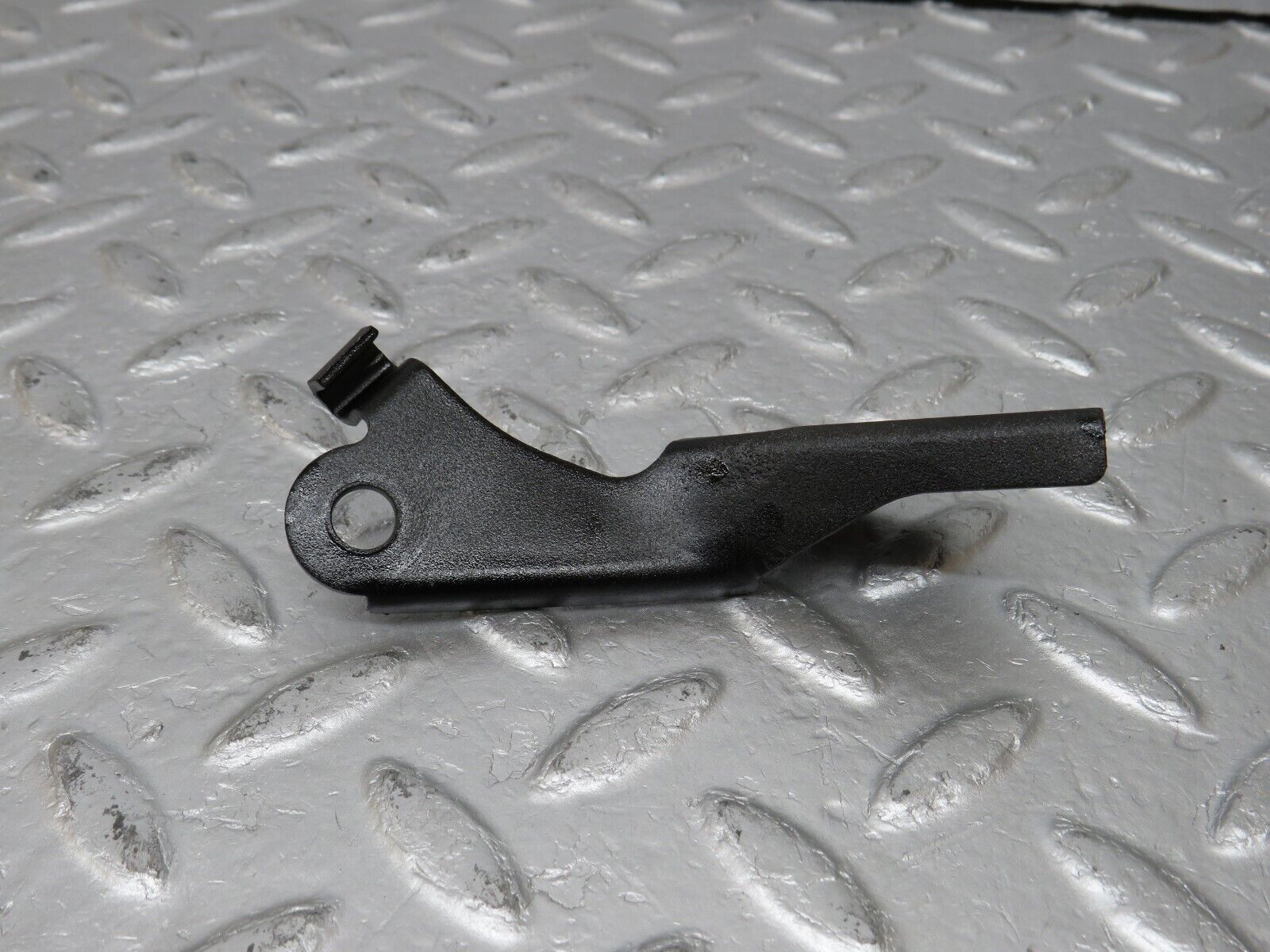 34589 Mercedes-Benz C126 380SEC Coupe Starter Motor Wire Bracket