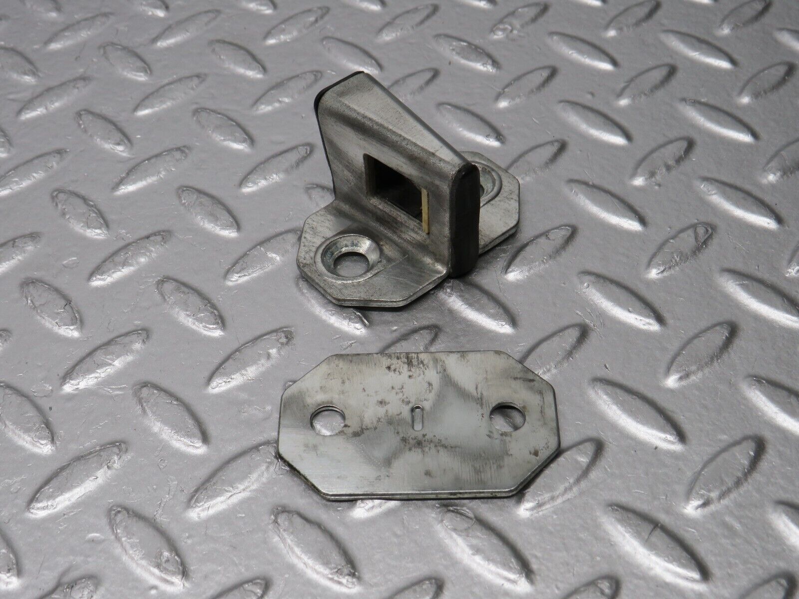 31322 Mercedes-Benz S124 220TE Wagon Door Lock Latch