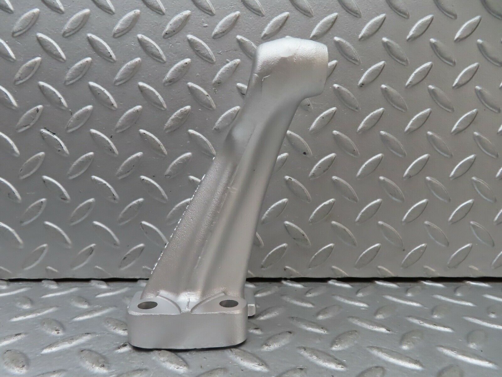 19136 Mercedes-Benz W123 300D Engine Mount Bracket Left Side 6152231104