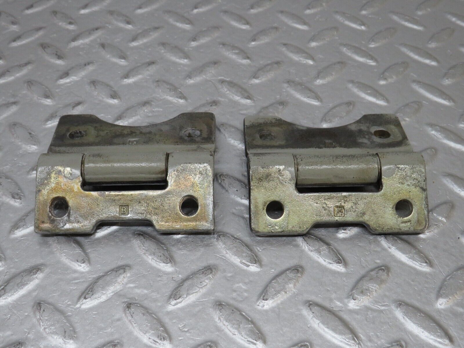 36071 Mercedes-Benz W126 420SE Door Hinge 1237200037