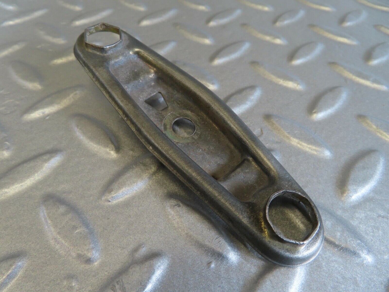 14037 Mercedes-Benz C107 280SLC Fuel Injector Bracket