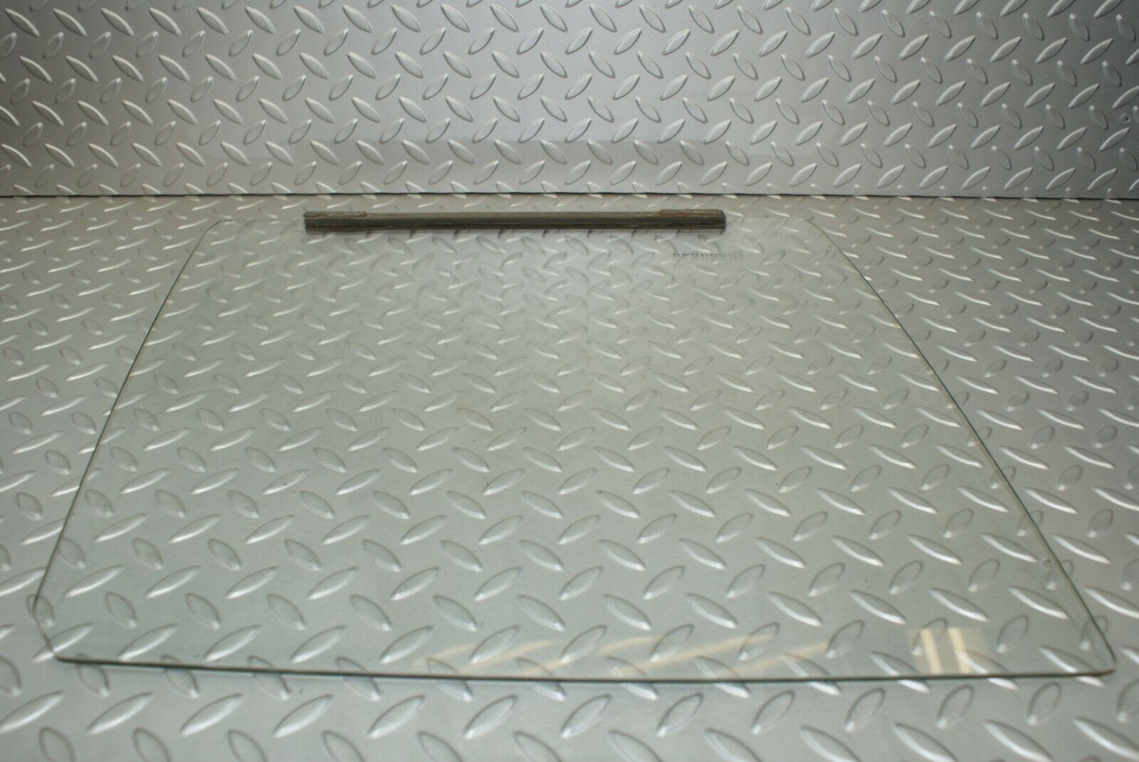 3097 Mercedes-Benz W115 220D Front Right Door Window Glass