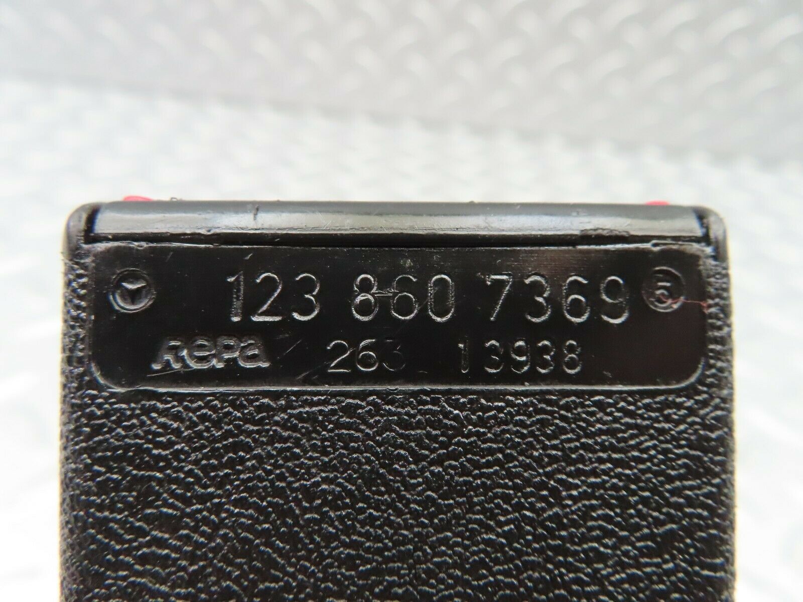 5771 Mercedes-Benz W123 200 Seat Belt Buckle Rear 1238607369
