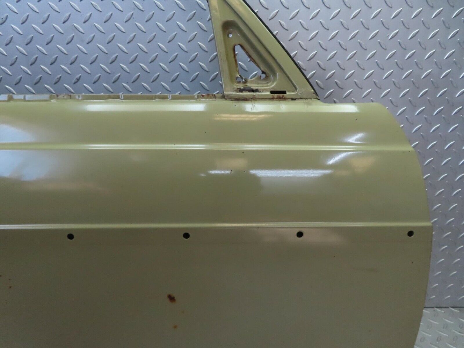 13639 Mercedes-Benz W123 200 Front Right Door