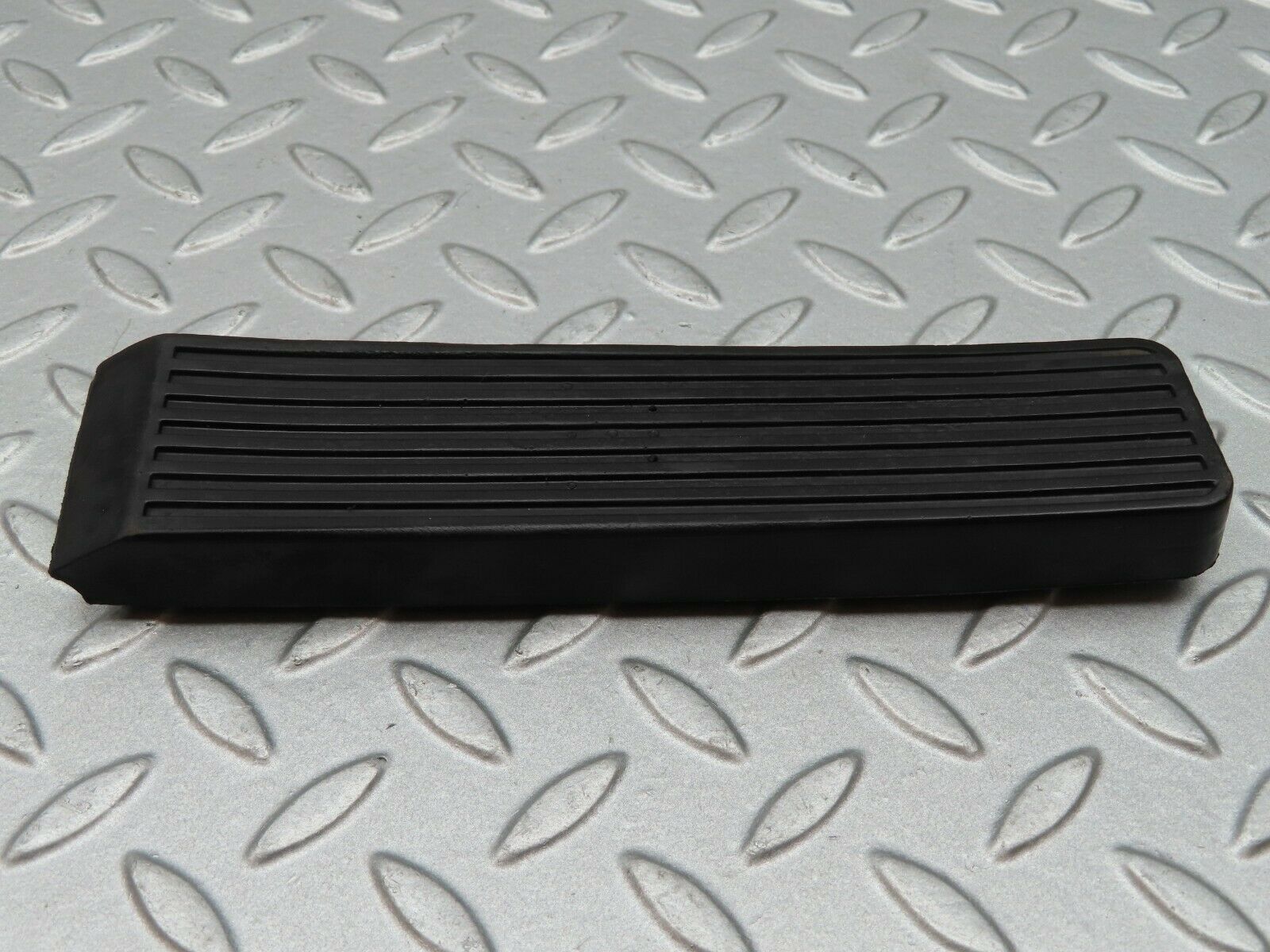 3936 Mercedes-Benz S123 200T Wagon Accelerator Pedal Rubber 1233010082