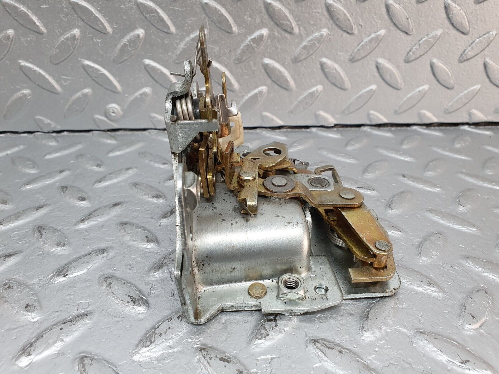 41071 Mercedes-Benz W126 300SE Front Right Door Lock Mechanism No Cover