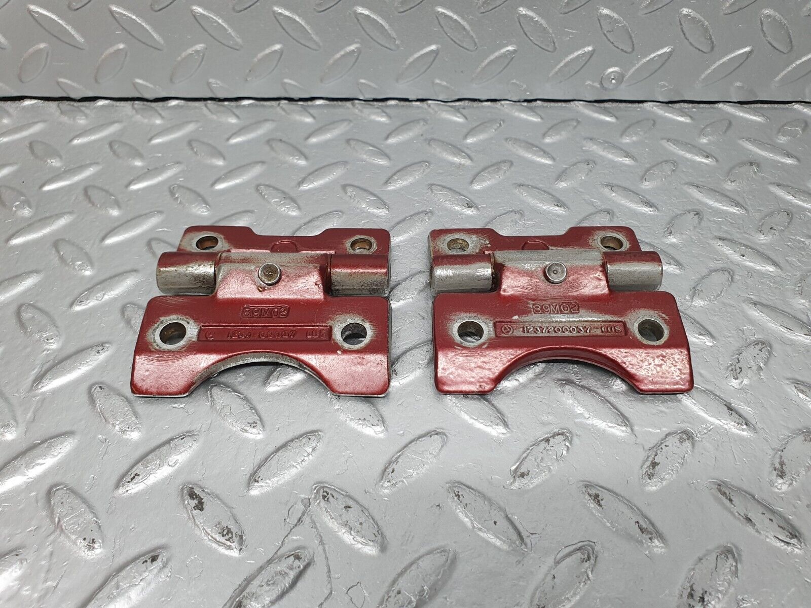 40948 Mercedes-Benz W126 300SE Door Hinge Pair Left 1237200037