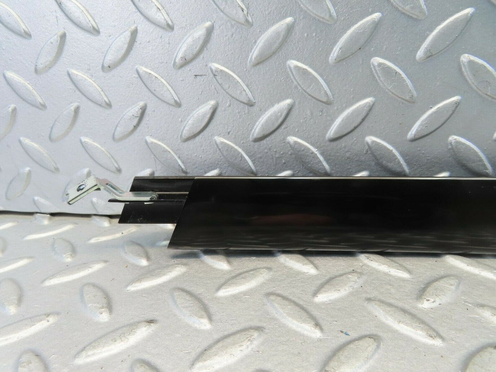 11158 Mercedes-Benz W221 S320 Rear Right Door Window Channel 2217300219