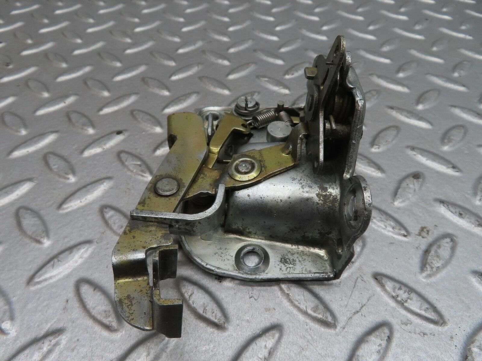 13897 Mercedes-Benz C107 280SLC Left Door Lock Mechanism